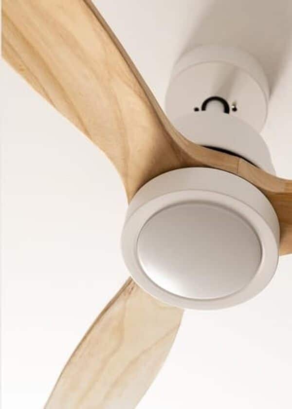 Découvrez notre test détaillé du ventilateur de plafond Windstylance : design bois moderne, technologie avancée et efficacité énergétique pour votre intérieur.