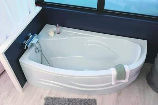 Découvrez notre test complet de la baignoire d'angle Ondée Fany 160x160 cm. Optimisez votre salle de bain avec ce modèle compact et design, parfait pour les petits espaces.